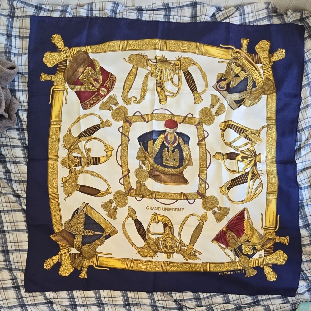 HERMĚS Grande Uniforme Motif 100% Silk Scarf 90cm